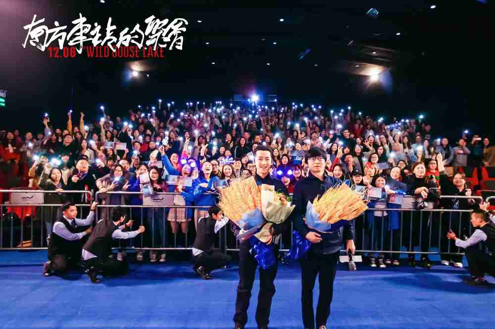 导演刁亦男、、胡歌与观众合影